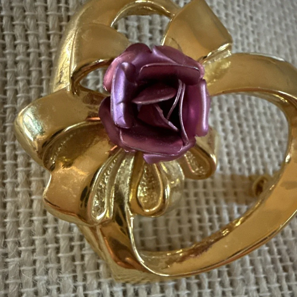 VTG. BOTIQUE PINK ENAMEL & SHINY GOLD TONE HEART & CORSAGE FLOWER‎ BROOCH & Pin
